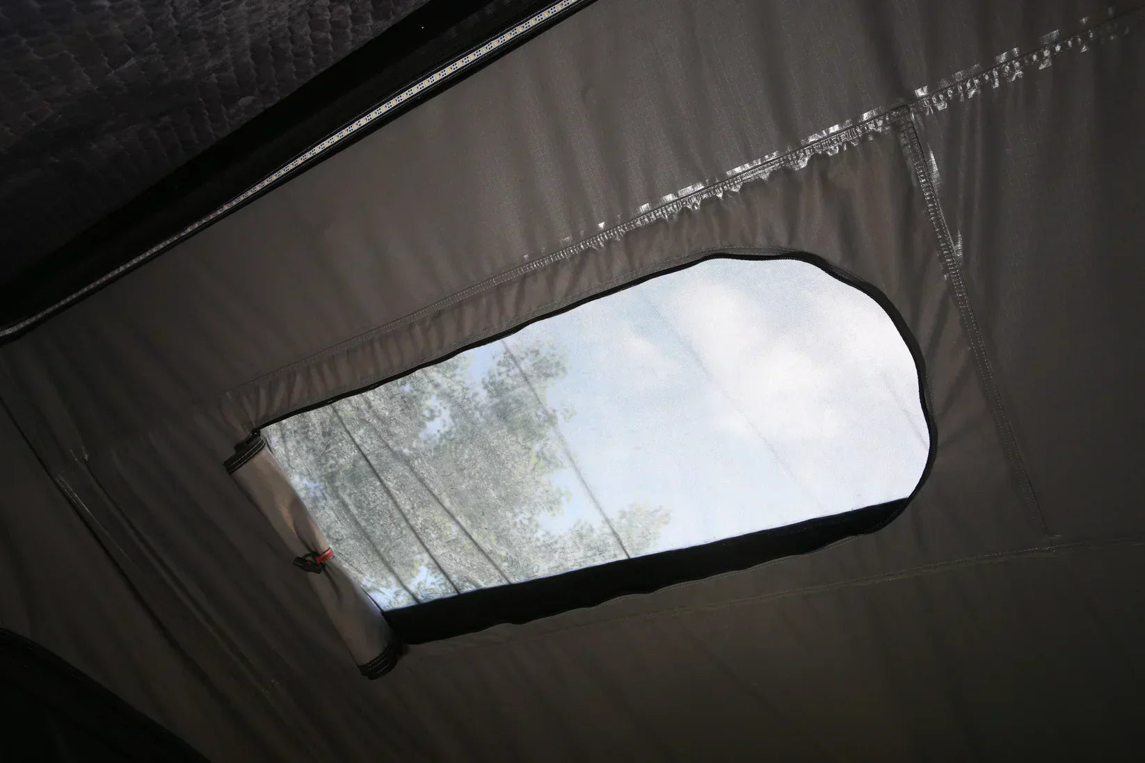 Hartschalen-Dachzelt aus Aluminium – 4 Personen