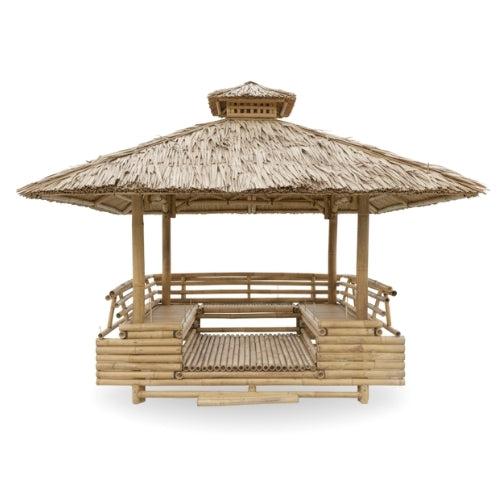 Gazebo bambou traditionnel vu en angle latéral avec banquettes intégrées et structure ouverte extérieure